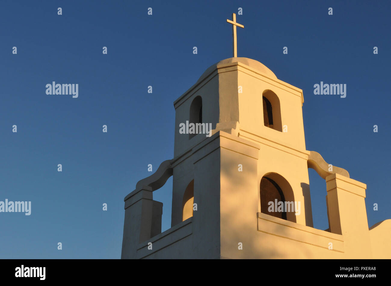 Torre campanaria della Vecchia Missione di Adobe, noto anche come Nostra Signora del Perpetuo Soccorso chiesa cattolica, nella Città Vecchia di Scottsdale, Arizona. Si è aperto nel 1933. Foto Stock