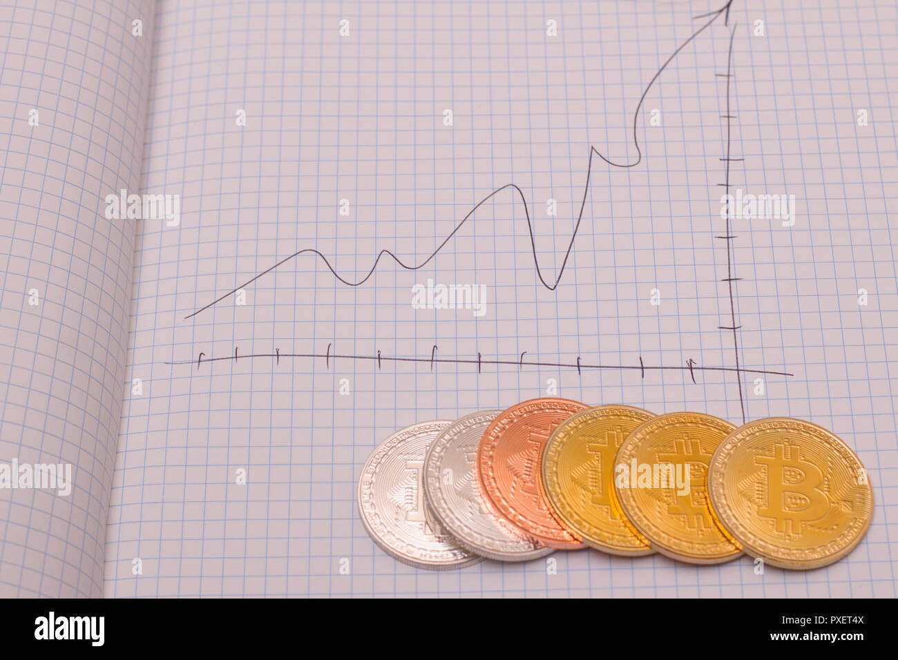 Un golden bitcoin su grafici e diagrammi sfondo. concetto di trading moneta crypto Foto Stock
