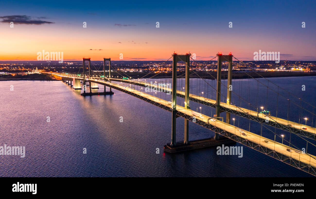 Vista aerea del Delaware Memorial Bridge al tramonto. Foto Stock