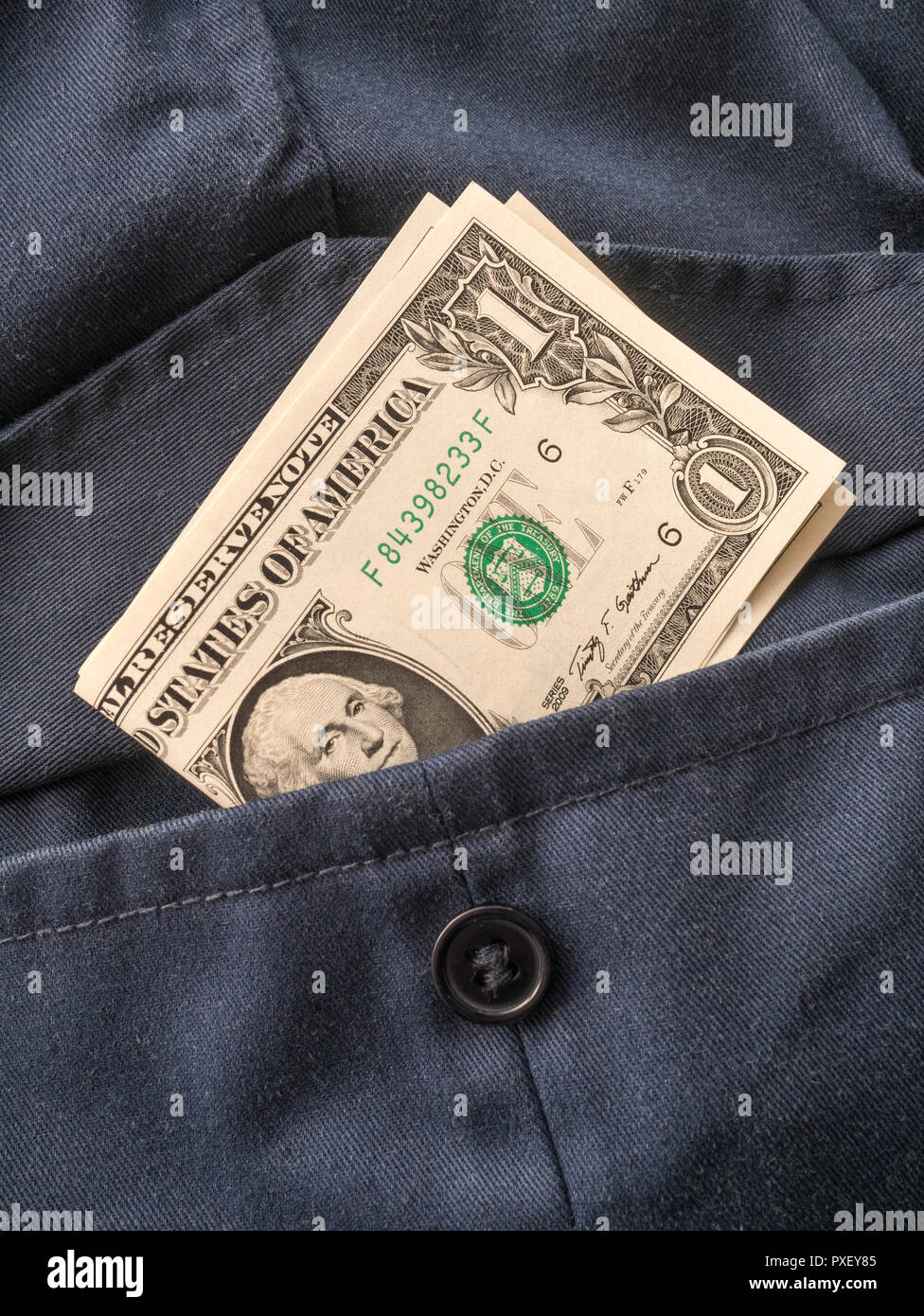 US / American $1 fatture del dollaro in tasca - metafora per 'i soldi nel vostro tasca ', guadagni degli Stati Uniti, economia di Biden. Metafora della crisi bancaria DEGLI STATI UNITI. Foto Stock