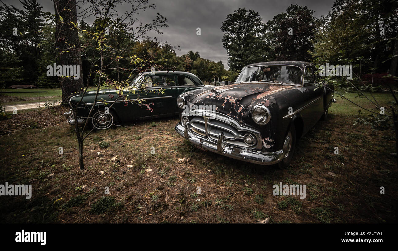 Due vetture vintage sotto luce drammatica. Foto Stock