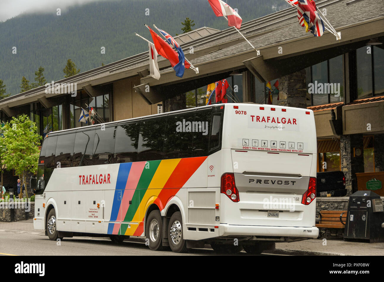 BANFF, AB, Canada - Giugno 2018: gita turistica autobus parcheggiato al di fuori di un hotel a Banff. Foto Stock