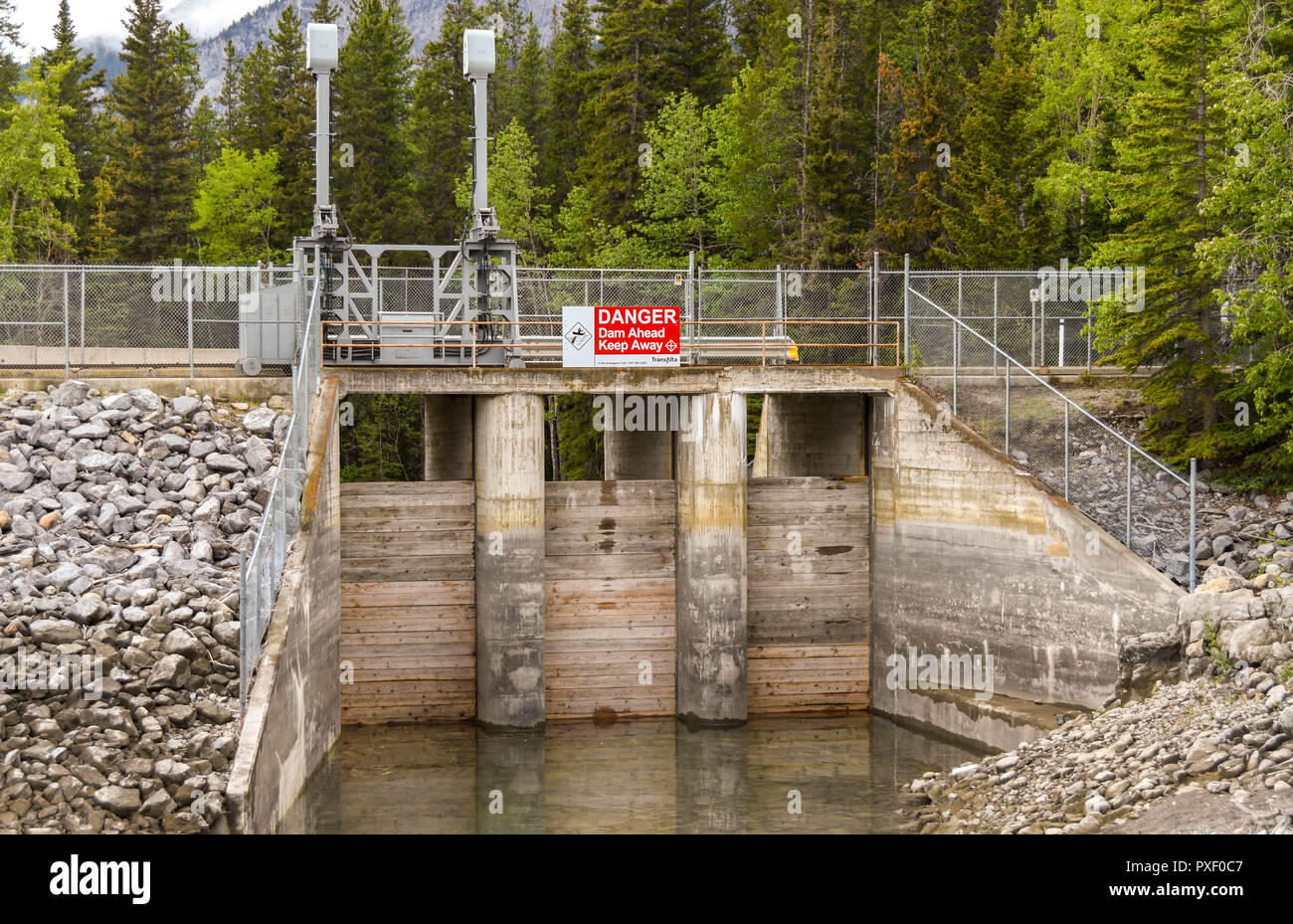 Lago Minnewanka, Banff, AB, Canada - Giugno 2018: paratoie chiuso per il controllo del livello dell'acqua sul Lago Minnewanka vicino a Banff. Foto Stock