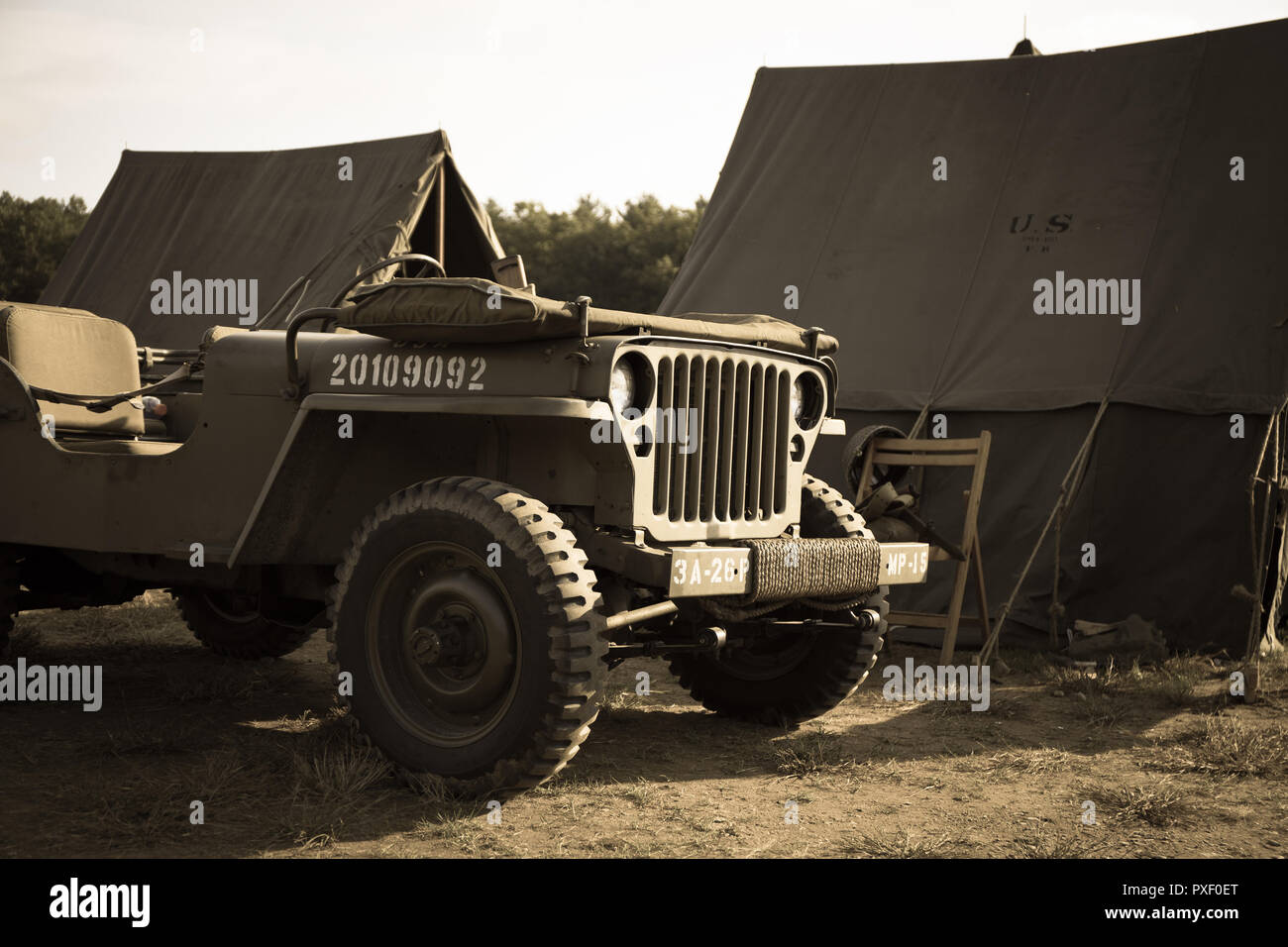 Parola Guerra II US Army camp con vintage jeep veicolo e tela esercito tende. Foto Stock