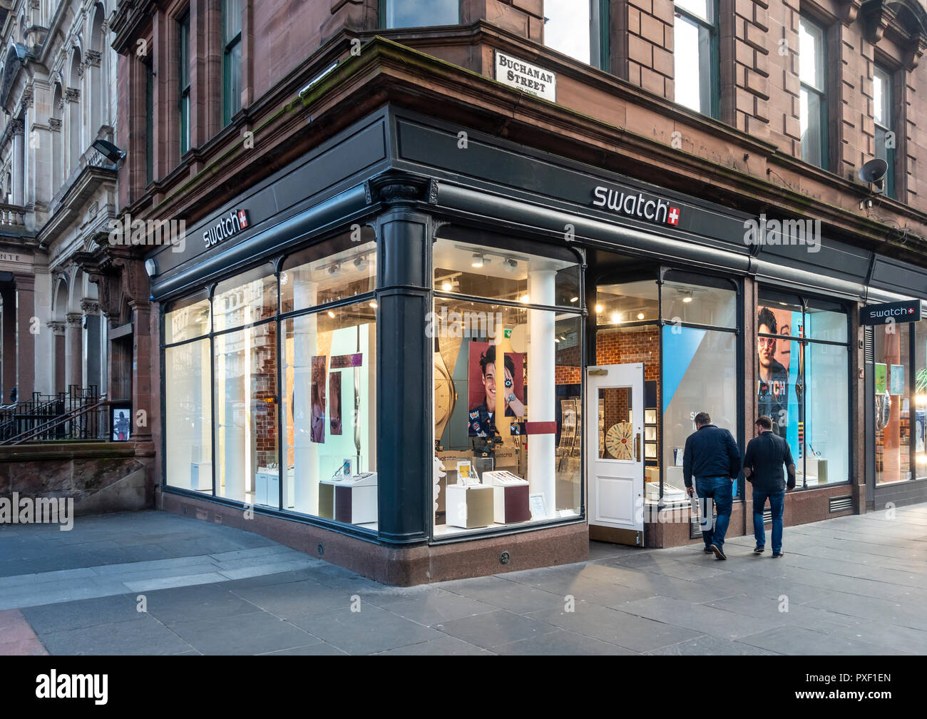La finestra di visualizzazione e ingresso della swatch moda orologi  svizzeri shop a Buchanan Street, Glasgow, Scozia Foto stock - Alamy