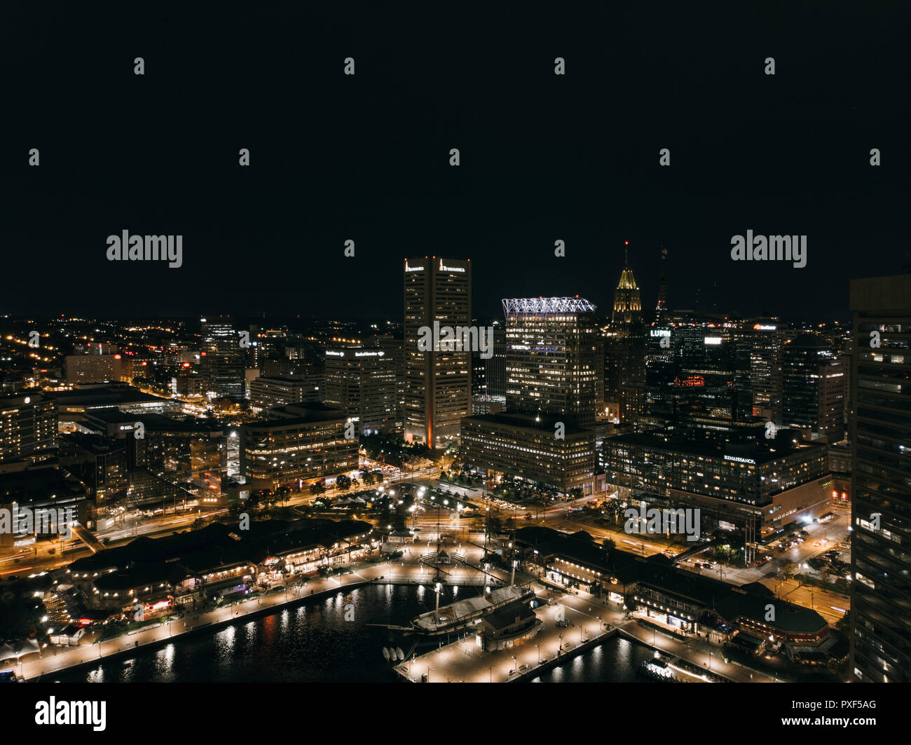 Vista aerea del Baltimore Inner Harbor di notte. Foto Stock