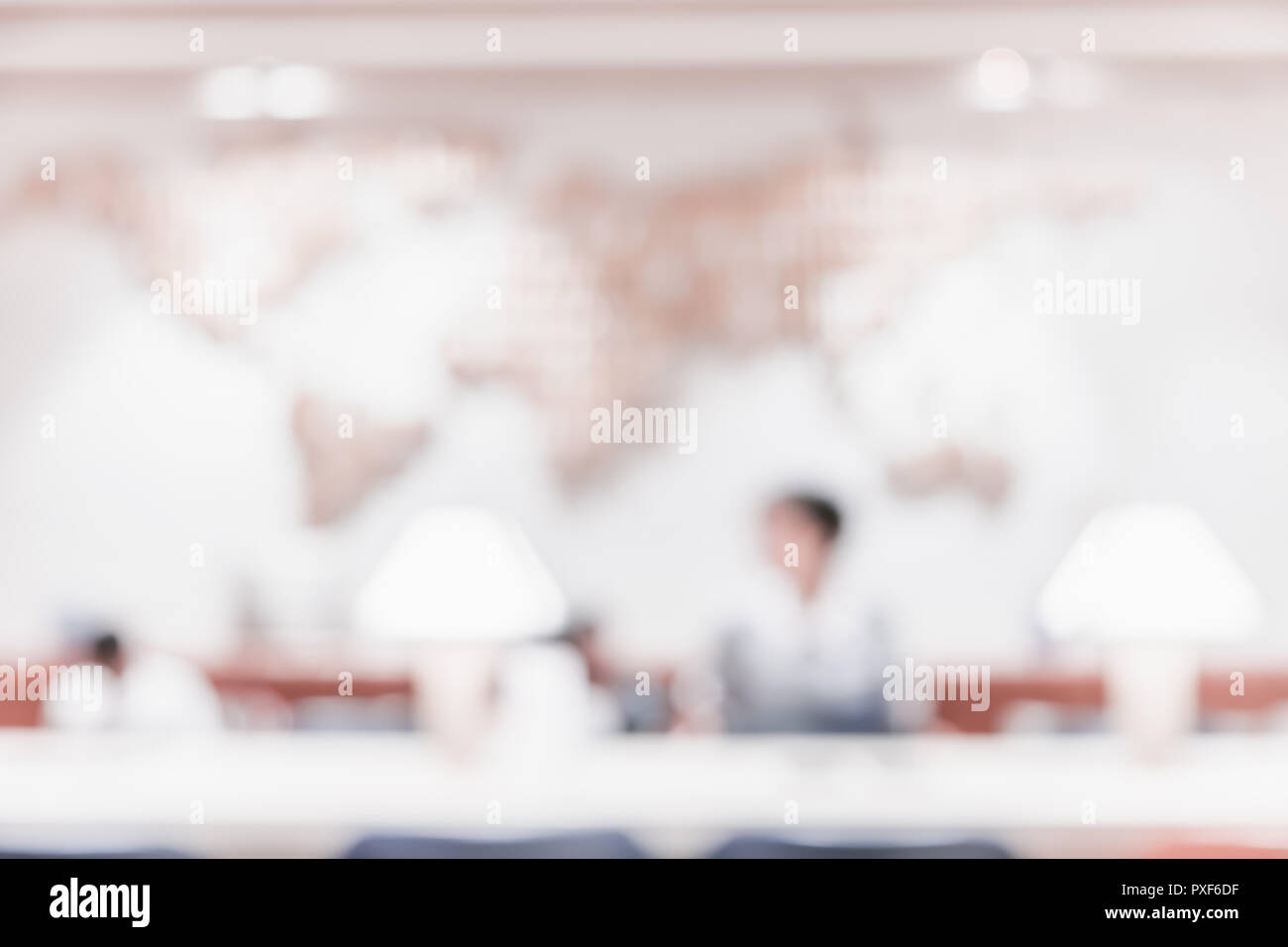 Blur sullo sfondo delle persone in sala riunioni con mappa del mondo sulla parete con luce bokeh di fondo Foto Stock