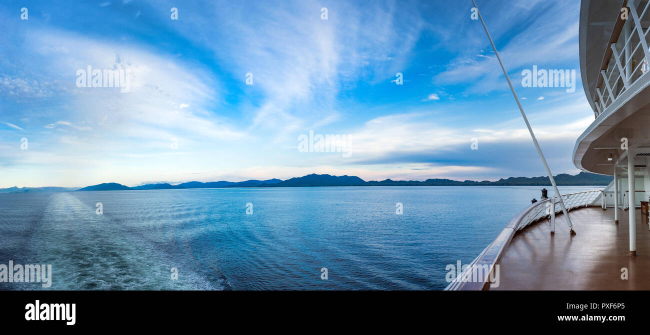 Di sera presto vista panoramica di Dixon entrata, all'interno del passaggio, British Columbia da poppa della nave da crociera. Foto Stock