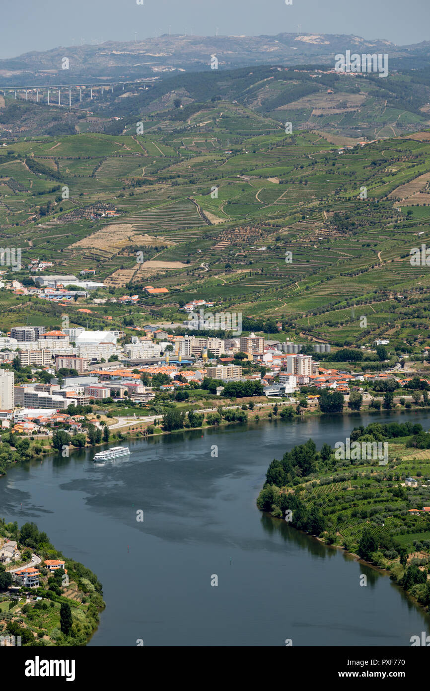 Modelli di vigneti di vigneti in Alto Douro Port Wine regione del Portogallo in estate guardando verso la zona di peso da Regua e il fiume Douro Foto Stock