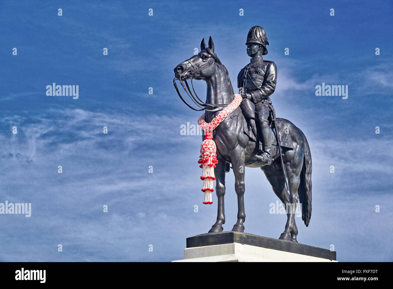 Una statua equestre di re Chulalongkorn, Rama V., affacciato su una grande Royal Plaza di fronte al Trono Samakhom Hall a Bangkok, in Thailandia Foto Stock