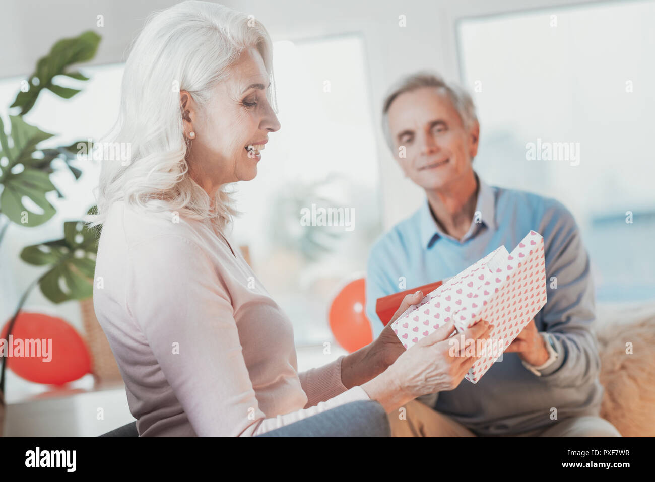 Profilo di ottimista anziana signora godendo della sua presente Foto Stock