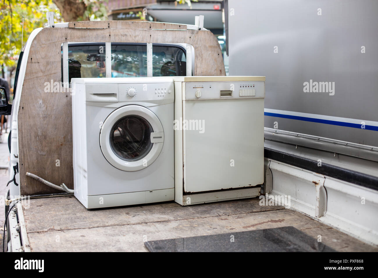 Vecchio discarted lavastoviglie e lavatrice su di un carrello del veicolo  per il riciclaggio Foto stock - Alamy