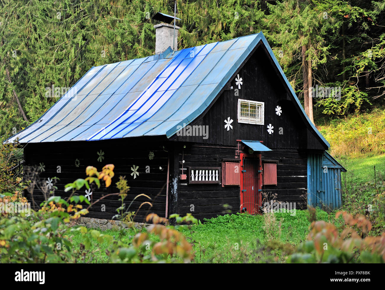 Nero casa di legno nella foresta, Slovacchia Foto Stock