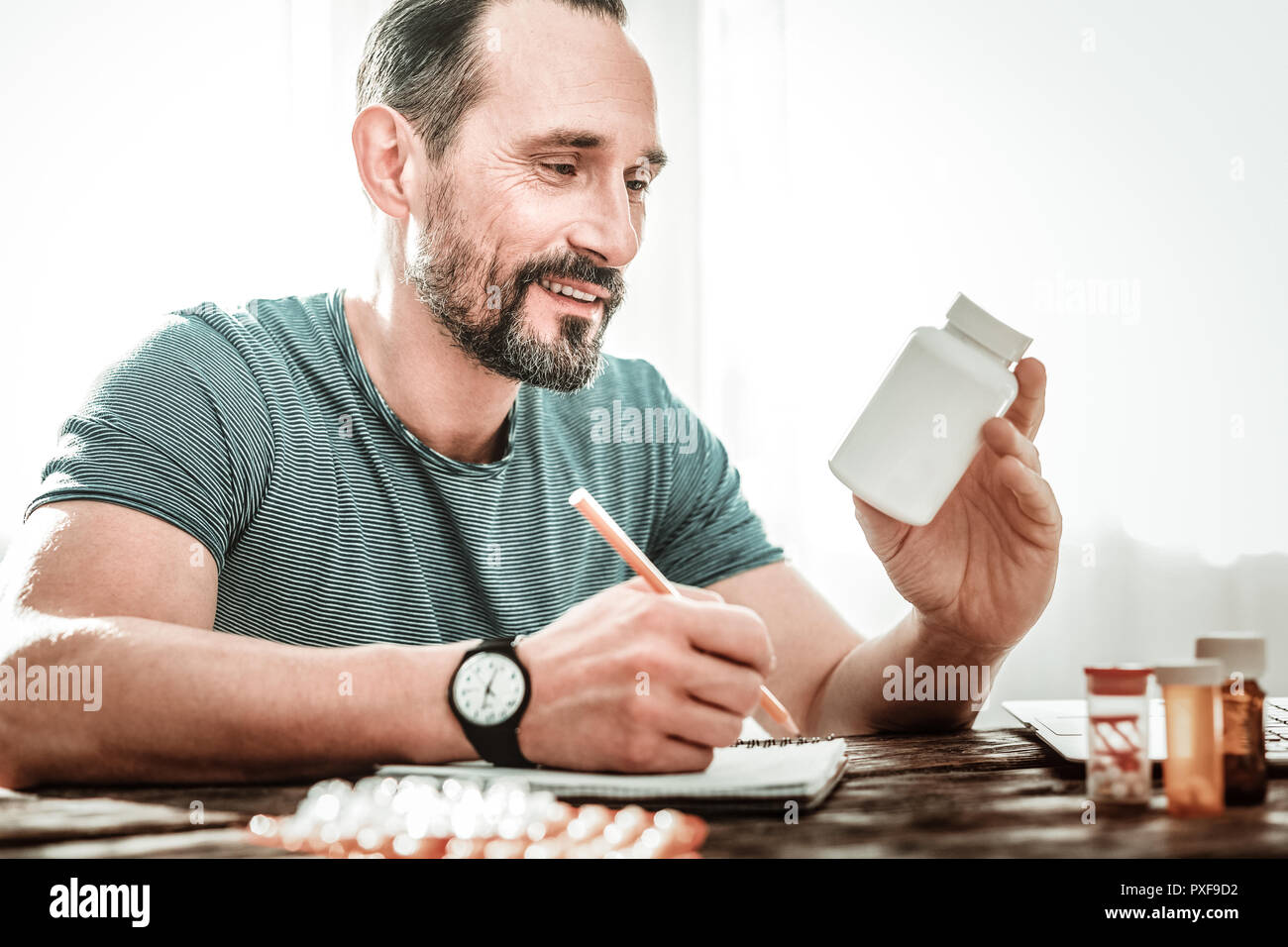 Positivo uomo piacevole la lettura del nome del medicinale Foto Stock