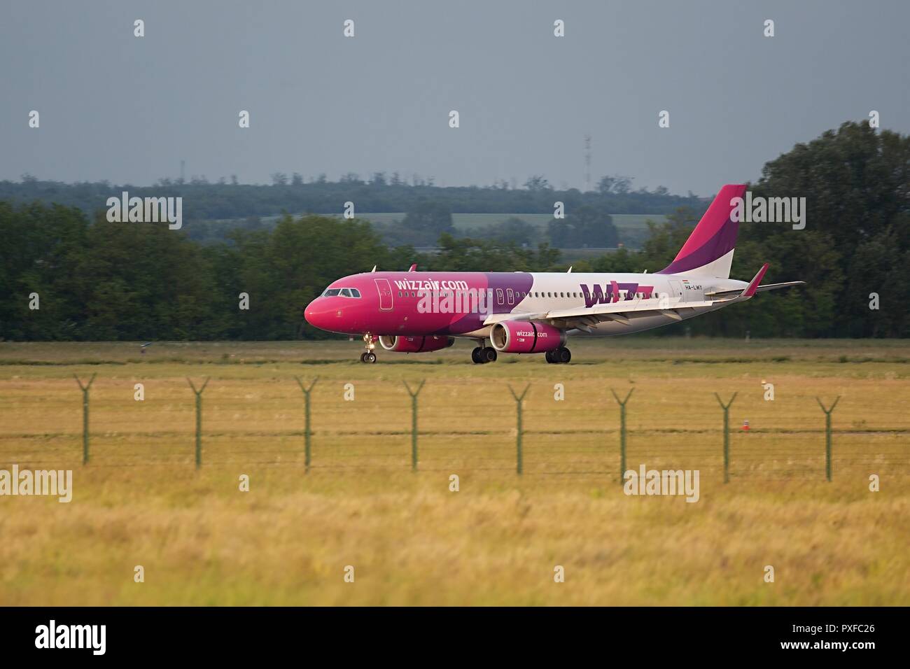 Wizzair atterraggio aereo di linea Foto Stock