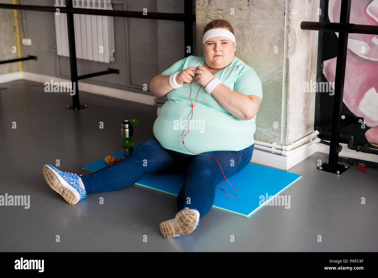 Donna obesa prendendo Break Foto Stock