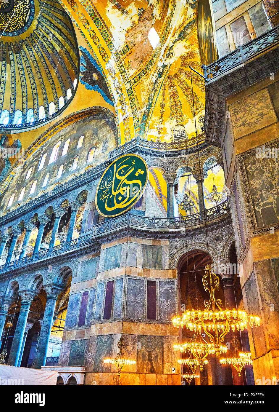 La navata di Hagia Sophia, Moschea con uno degli otto riquadri calligrafico, appeso al livello della galleria. Istanbul, Turchia. Foto Stock
