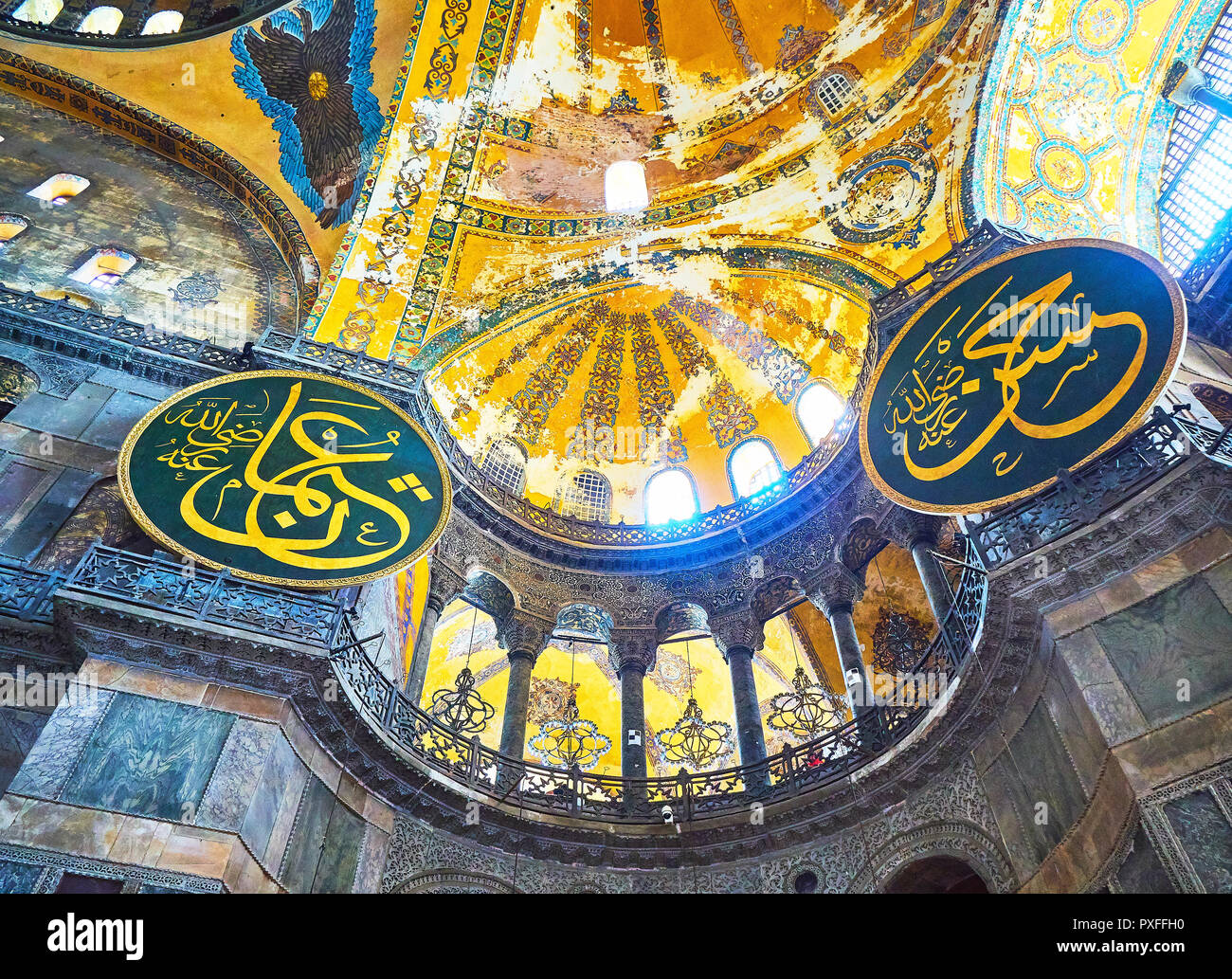 Due degli otto grandi riquadri calligrafico, appeso al livello del sud-ovest Exedra galleria. Istanbul, Turchia. Foto Stock