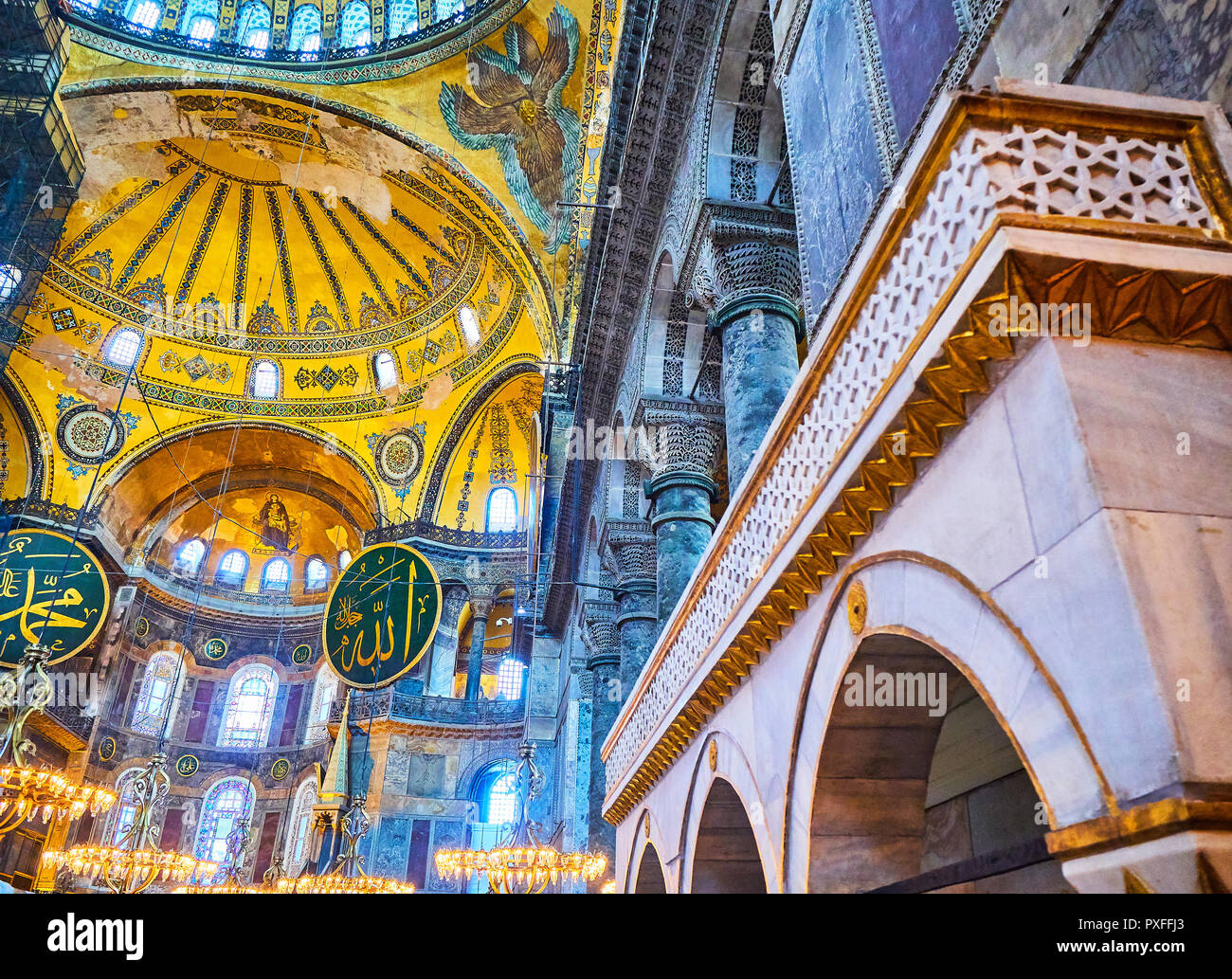 Il sud del corridoio della navata di Hagia Sophia e la moschea di abside con il mosaico della Vergine Maria in background. Istanbul, Turchia. Foto Stock