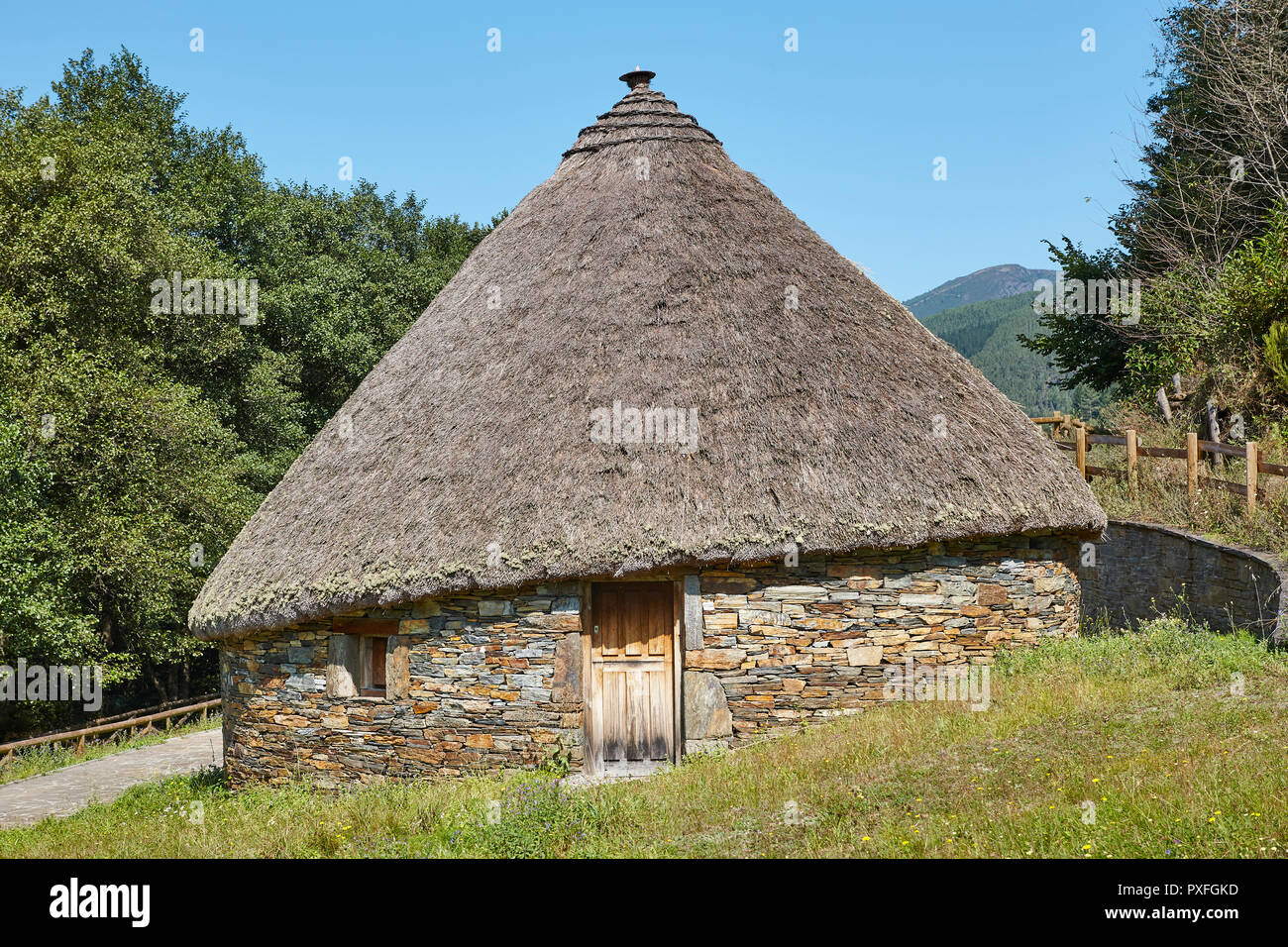 Tradizionale costruzione spagnola realizzata con pietra e tetto conico. Palloza Foto Stock