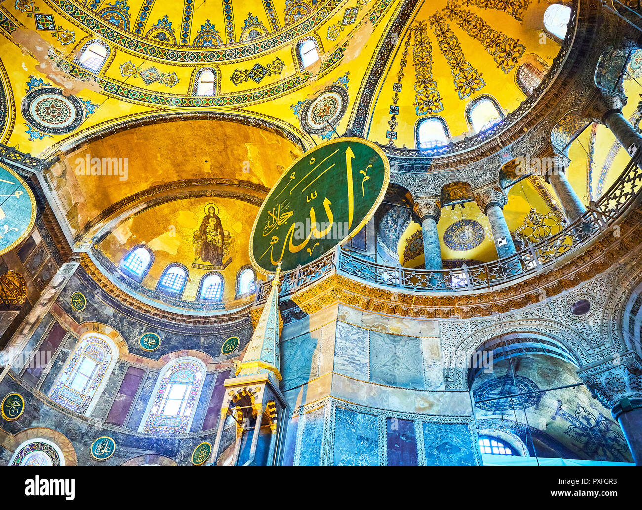 Minbar, il pulpito a destra dell'altare di Hagia Sophia, la moschea e la zona absidale con il mosaico della Vergine Maria in background. Istanbul Foto Stock