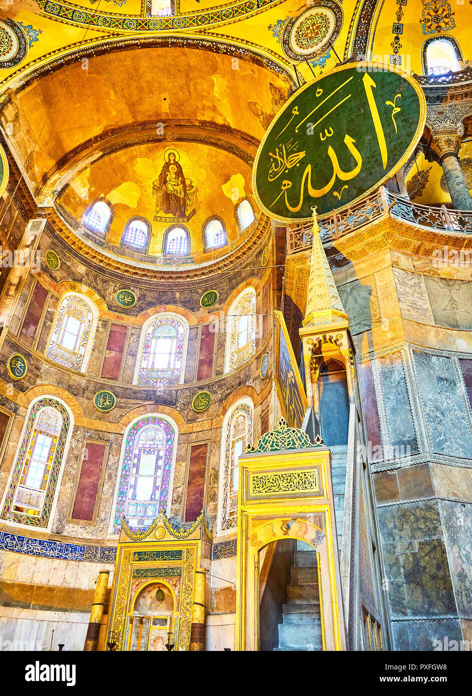 Minbar, il pulpito a destra dell'altare di Hagia Sophia, la moschea e la zona absidale con il mosaico della Vergine Maria in background. Istanbul Foto Stock
