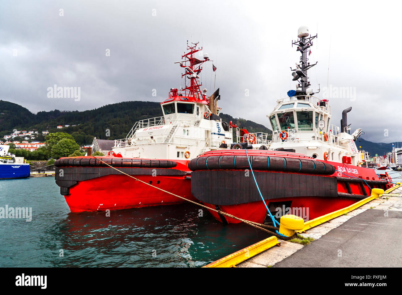 Due barche rimorchiatore BB lavoratore e Boa Balder nel porto di Bergen, Norvegia Foto Stock