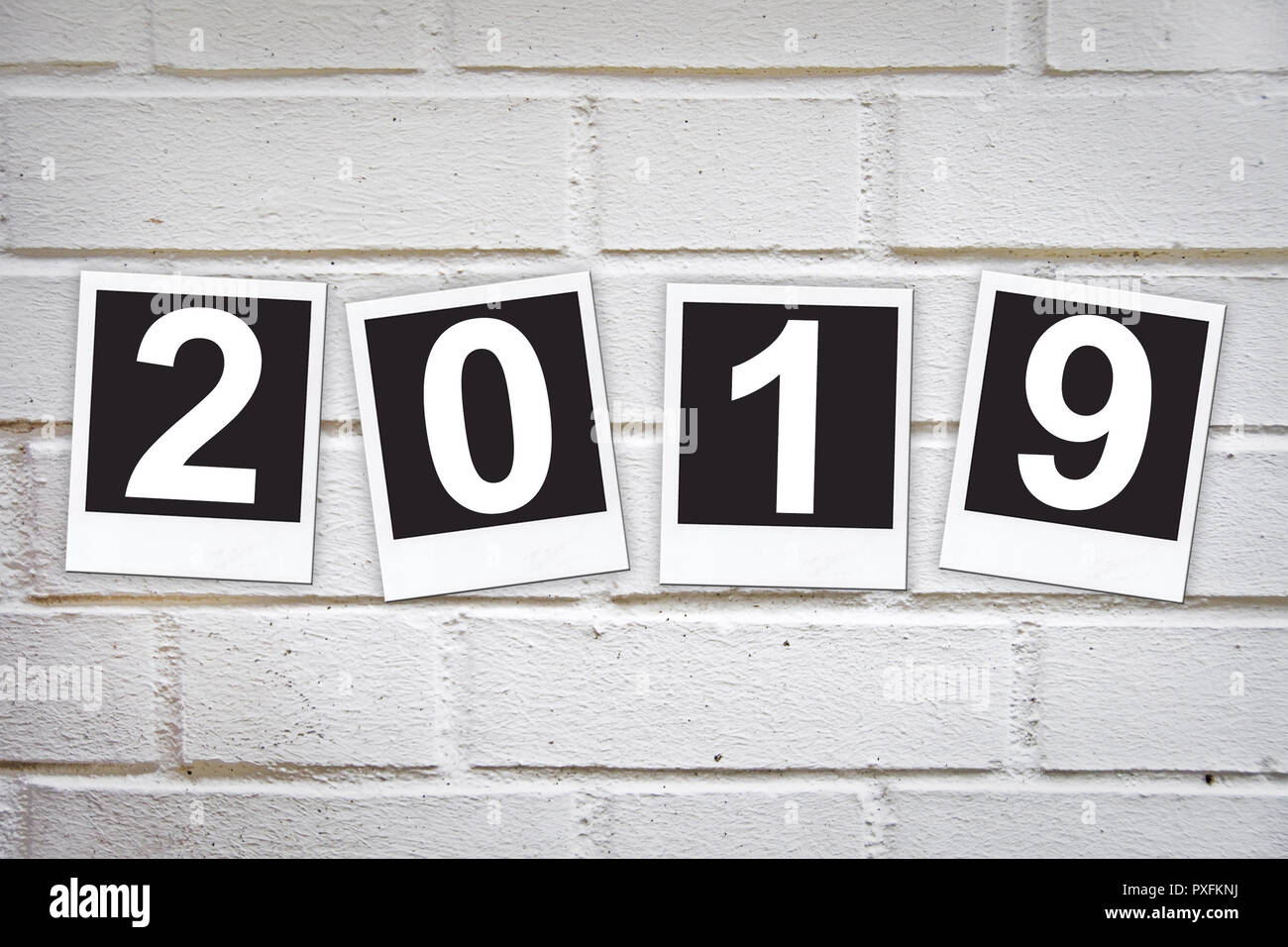 2019 in instant photo frame su un muro di mattoni Foto Stock