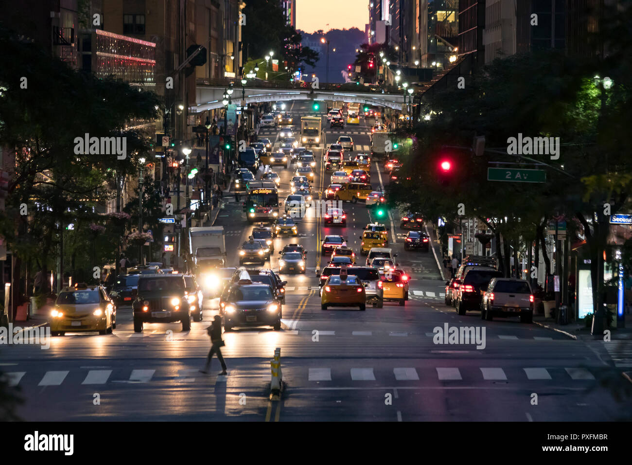 Di notte le luci di attraversate il traffico sulla 42nd Street attraverso il centro di Manhattan nella città di New York New York Foto Stock