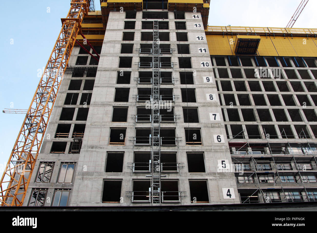 Un edificio che è in costruzione, ha i numeri dei piani molto chiaramente visualizzato nel caso in cui la forza lavoro si confondono. Foto Stock