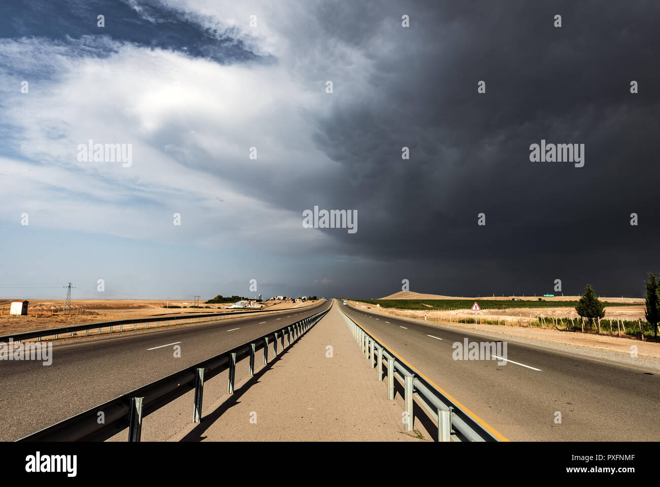 Cambiamento improvviso delle condizioni atmosferiche, tornado avvicinando Foto Stock