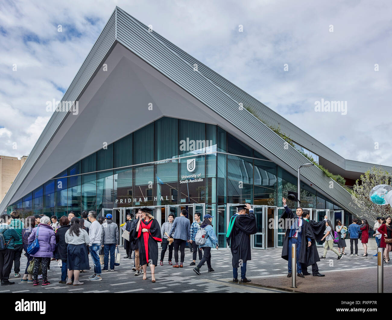 Edificio esterno durante le cerimonie di laurea. Pridham Hall, Adelaide, Australia. Architetto: Snøhetta e JPE Design Studio, 2018. Foto Stock