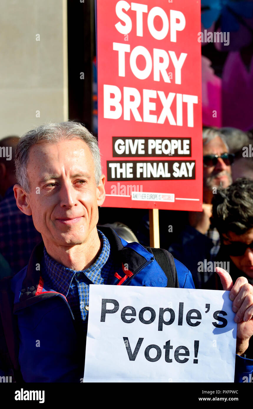 Peter Tatchell (attivista dei diritti umani) al voto popolare Marzo a sostegno di un secondo referendum Brexit, Londra, 20 Ottobre 2018 Foto Stock