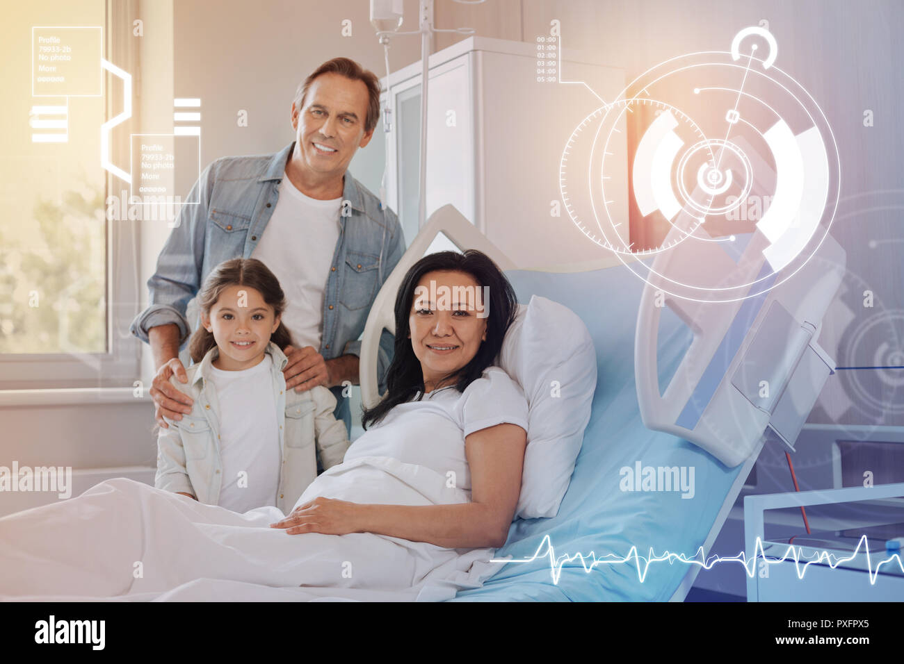 Bella immagine di una famiglia amichevole sorridente in un moderno ospedale Foto Stock