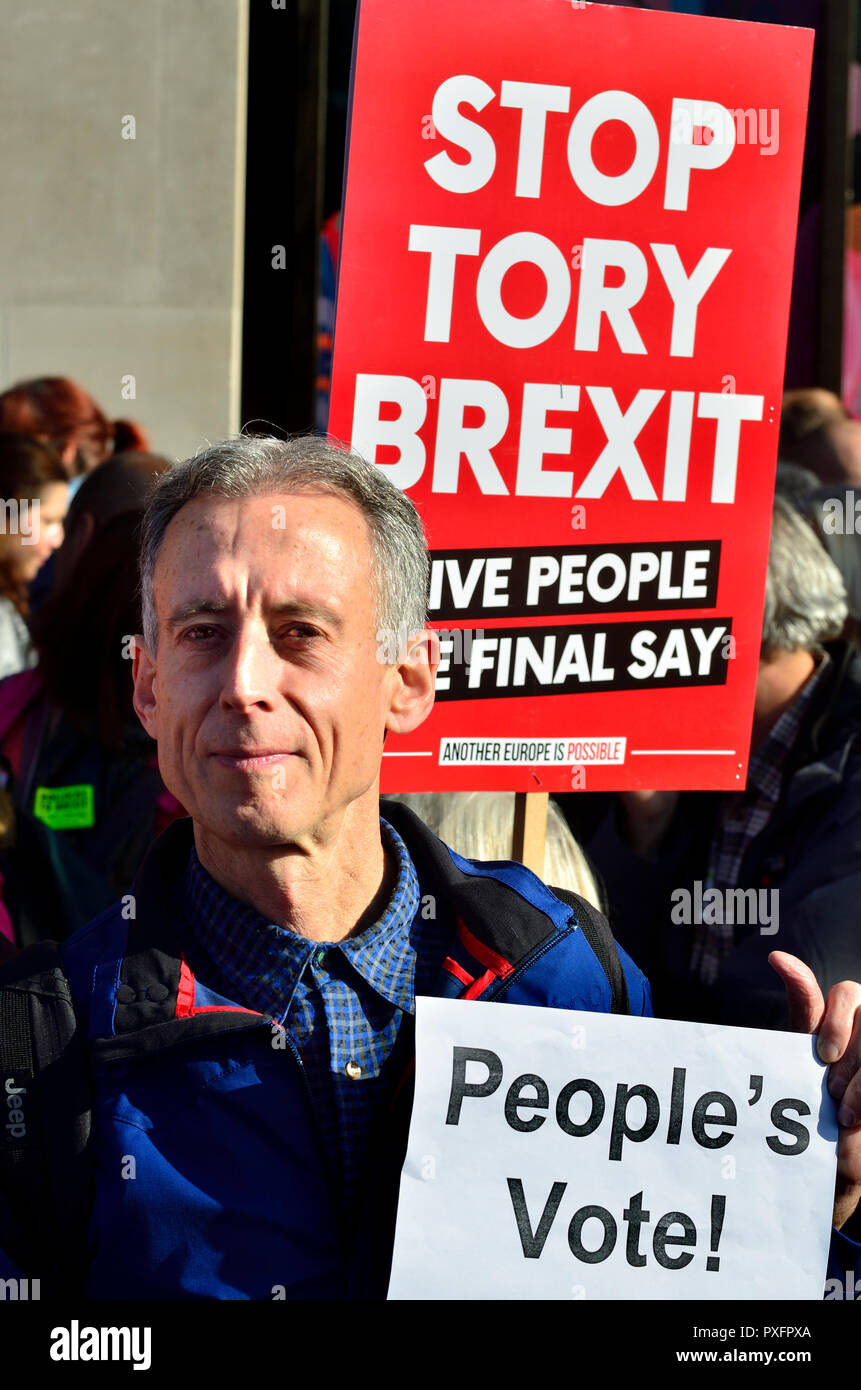Peter Tatchell (attivista dei diritti umani) al voto popolare Marzo a sostegno di un secondo referendum Brexit, Londra, 20 Ottobre 2018 Foto Stock