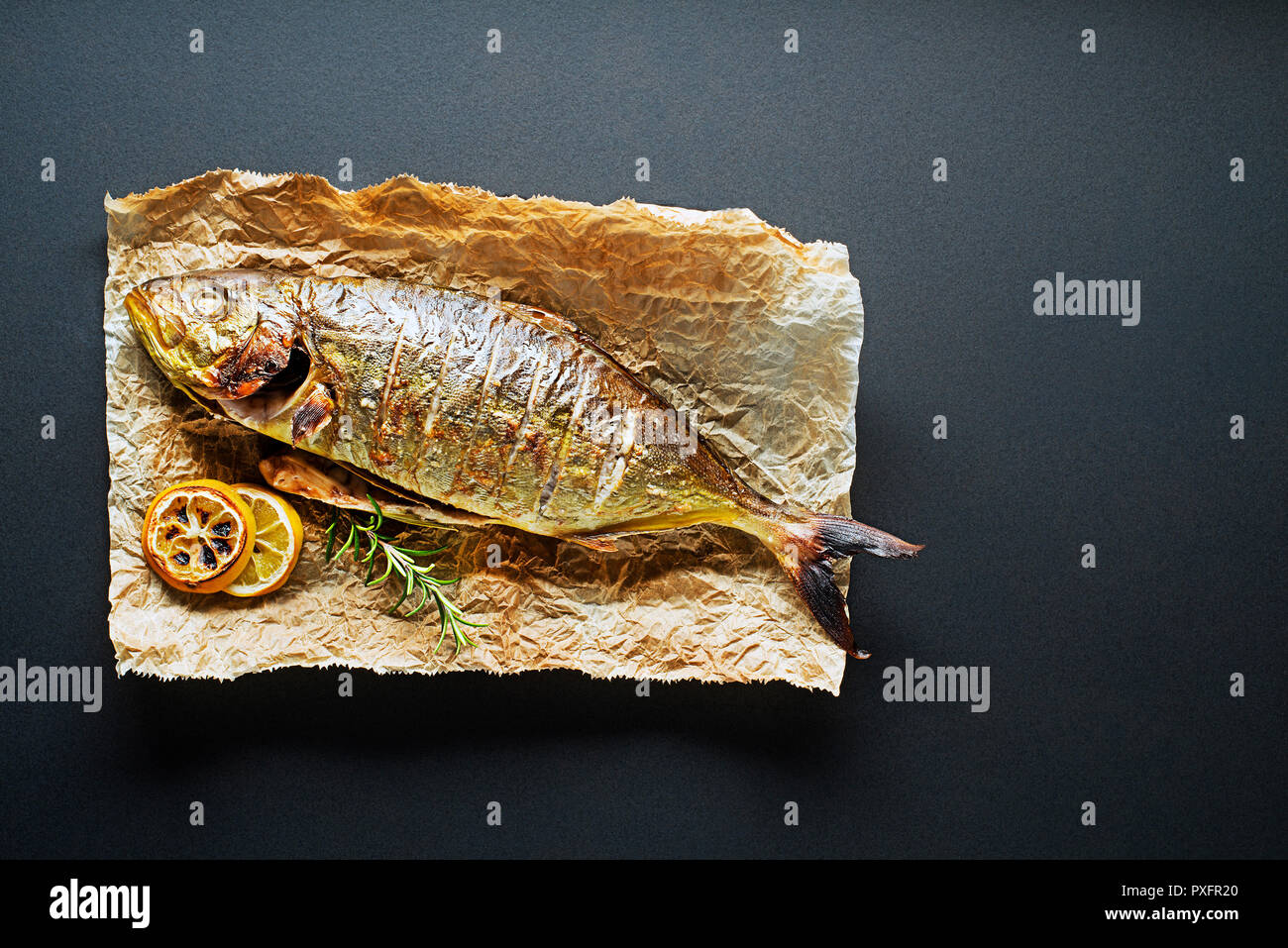 Orata alla griglia orate di pesce con erbe e spezie Foto Stock