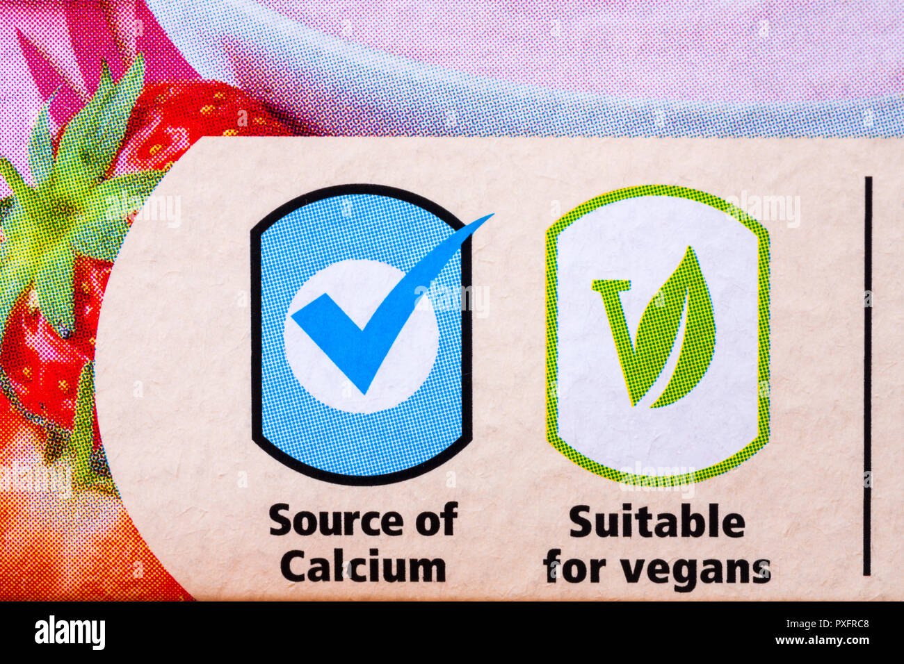 Fonte di calcio & adatto per vegani simboli - Informazioni sul pacco di Tesco liscia lampone e fragola fromage frais Foto Stock