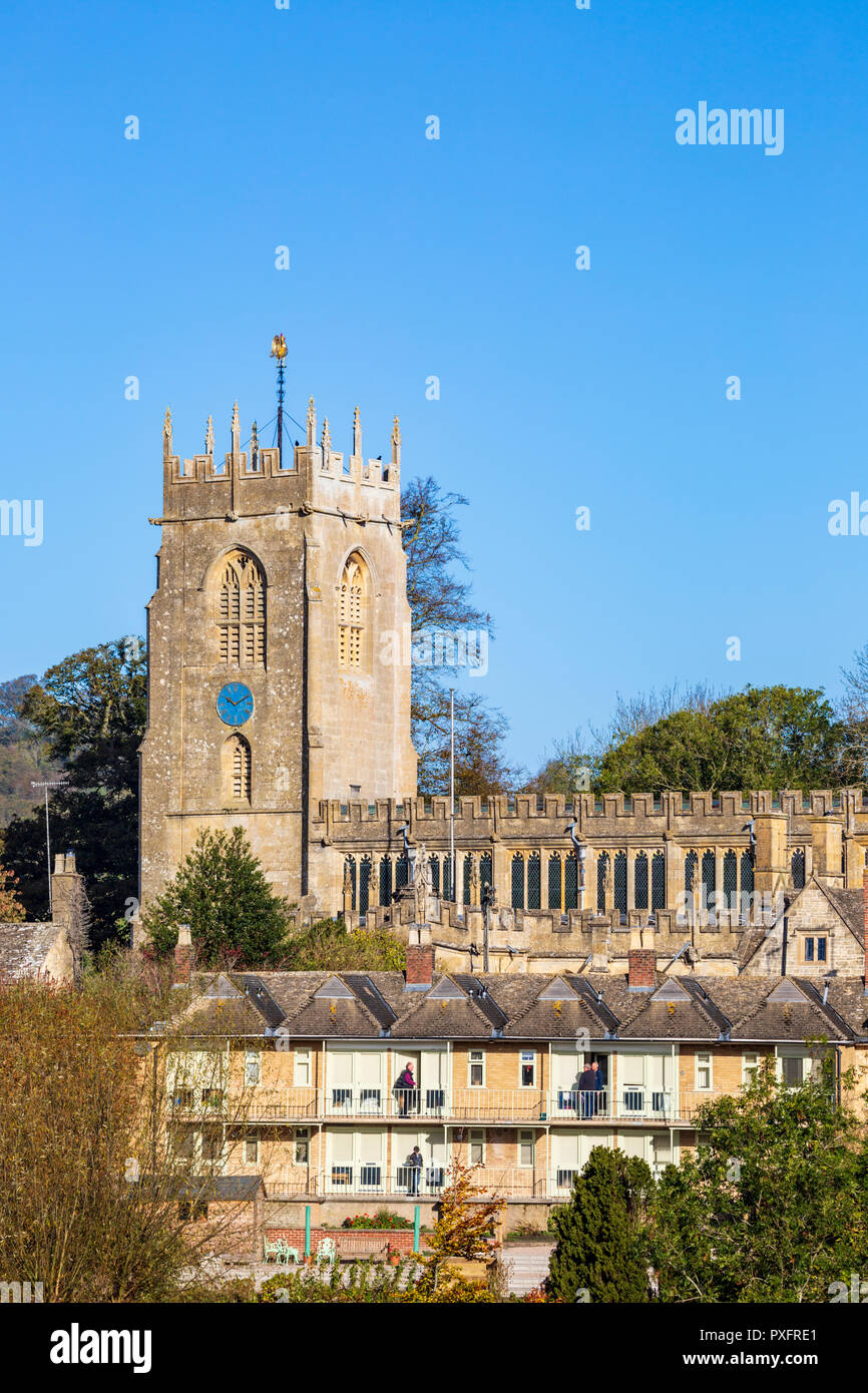La Chiesa di San Pietro a Winchcombe dal Cotswold modo sentiero, Cotswolds, Gloucestershire, Inghilterra Foto Stock