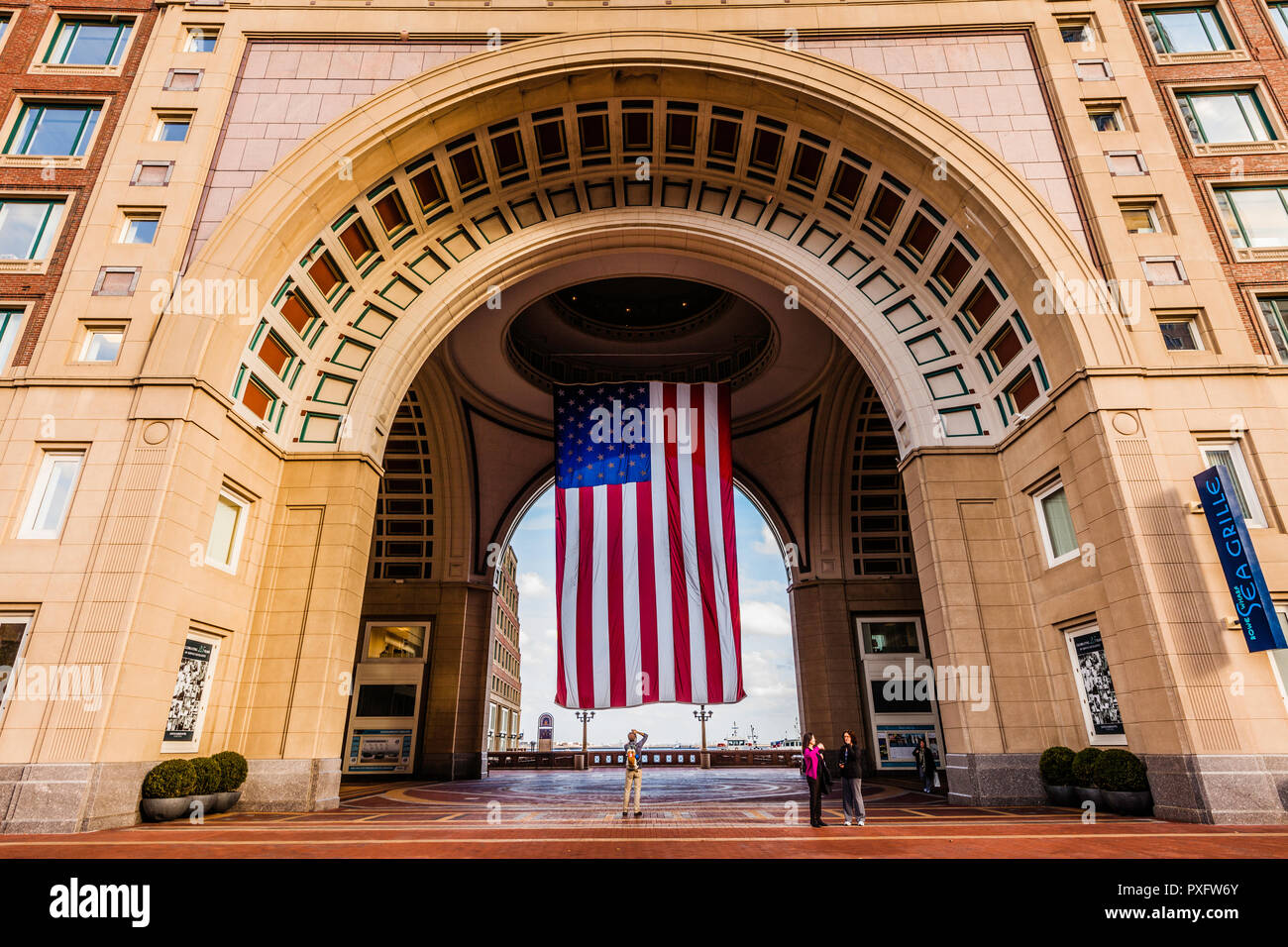 Bandiera americana Boston Harbor Hotel _ Boston, Massachusetts, STATI UNITI D'AMERICA Foto Stock