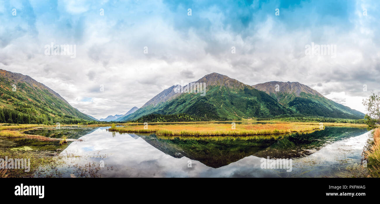 Splendido panorama del Lago di Tern e il Chugach Mountains sulla penisola di Kenai in Alaska durante l'Autunno Foto Stock