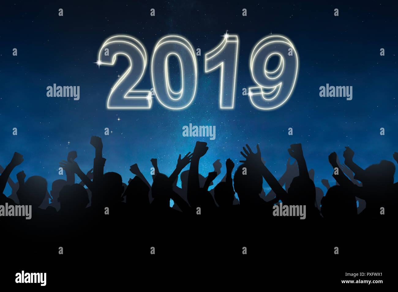 Silhouette di folla persone celebrano il nuovo anno 2019. Felice Anno Nuovo 2019 Foto Stock
