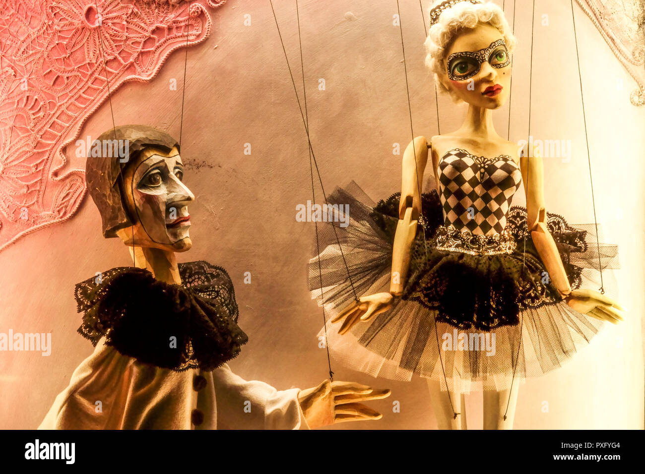 Marionettes Praga negozio vicino Ponte Carlo, Repubblica Ceca, marionette ceche scolpite Foto Stock