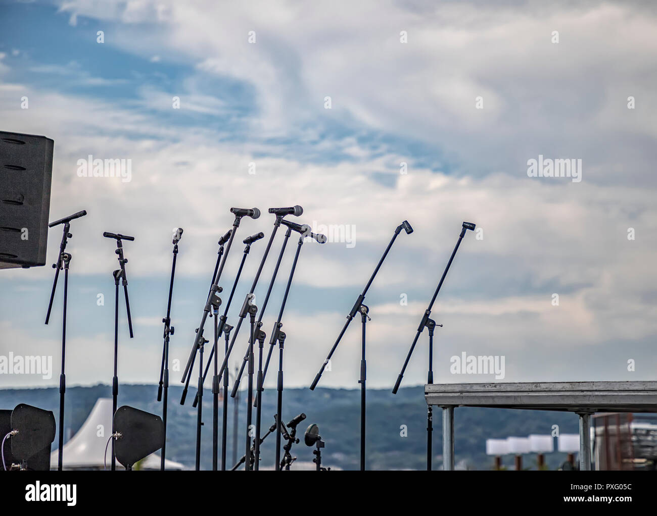 Molti microfoni sul palco. Preparazione per un concerto Foto Stock