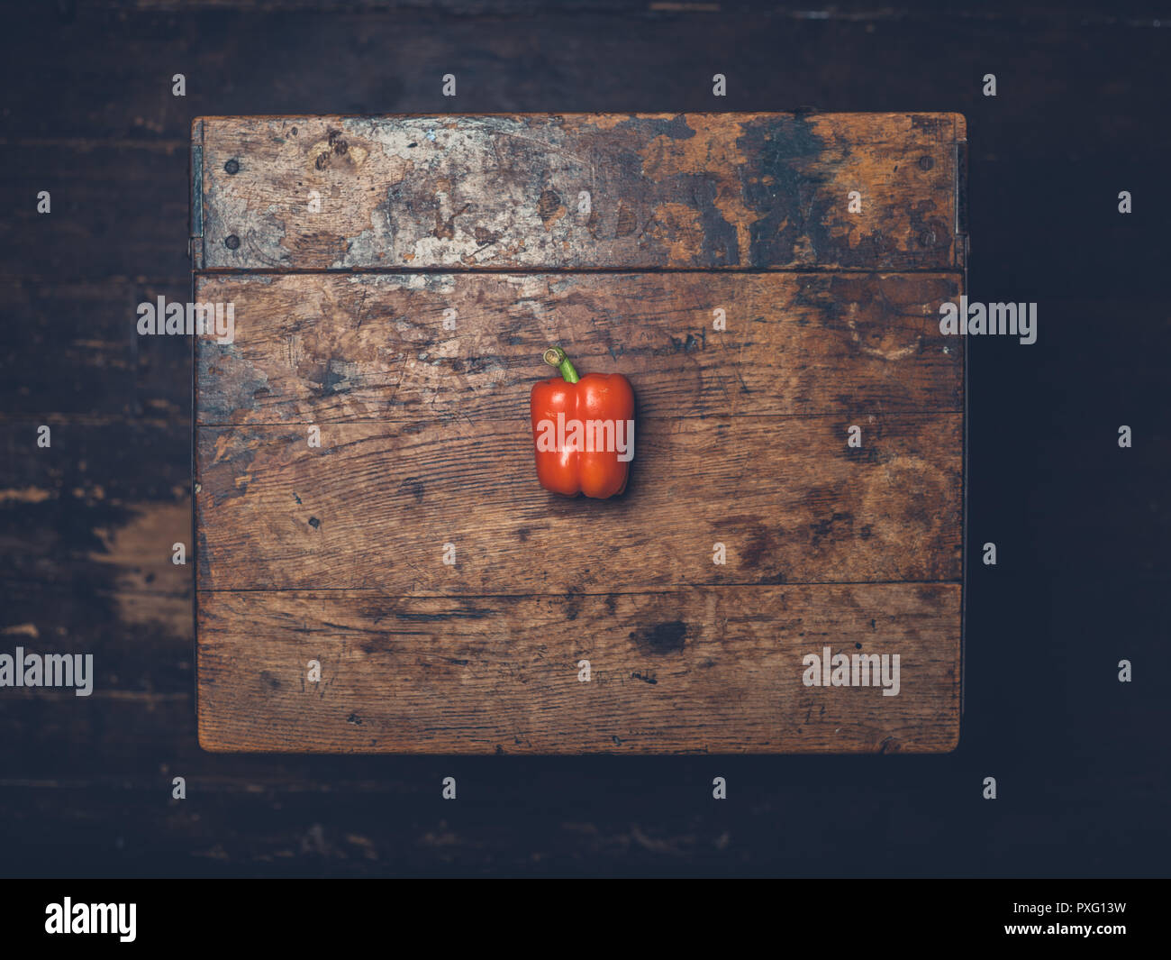 Colpo di overhead di peperone rosso su una tavola di legno Foto Stock