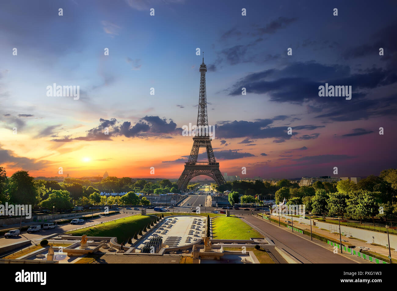 La Torre Eiffel e fontane vicino ad Alba a Parigi, Francia Foto Stock