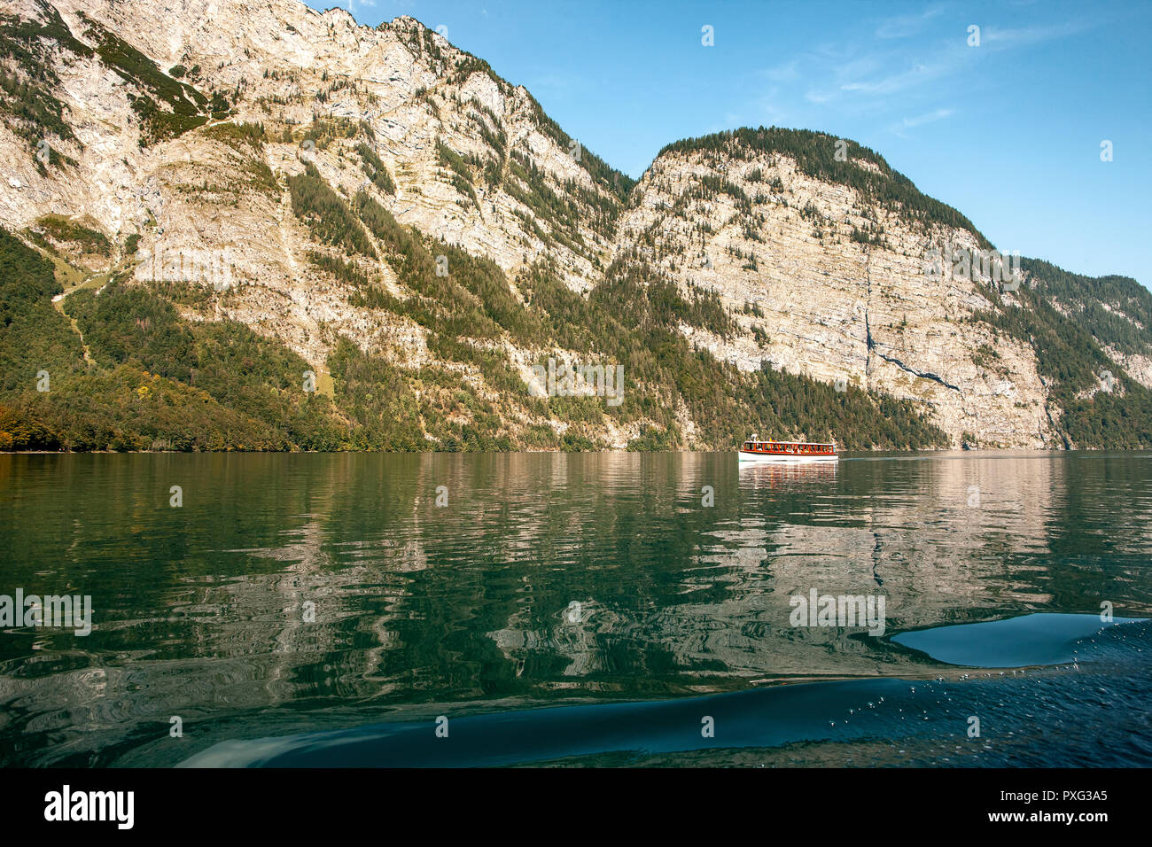 Incredibile profonde acque verdi di Konigssee, noto come Germanie più profondo e più pulito lago, situato all'estremo sud-est Berchtesgadener Land distretto di Baviera, vicino al confine austriaco. Foto Stock