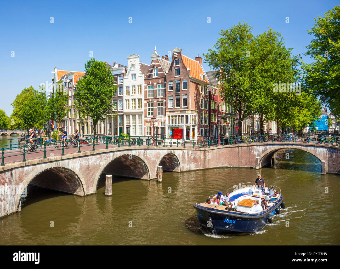 Amsterdam canal boat andare sotto i ponti di Leidsegracht canal in corrispondenza della giunzione con canale Keizergracht Amsterdam Paesi Bassi Olanda UE Europa Foto Stock
