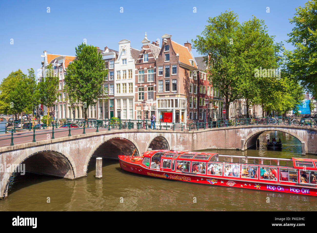 Amsterdam canal boat andare sotto i ponti del canale Keizergracht in corrispondenza della giunzione con Leidsegracht canal Amsterdam Paesi Bassi Olanda UE Europa Foto Stock