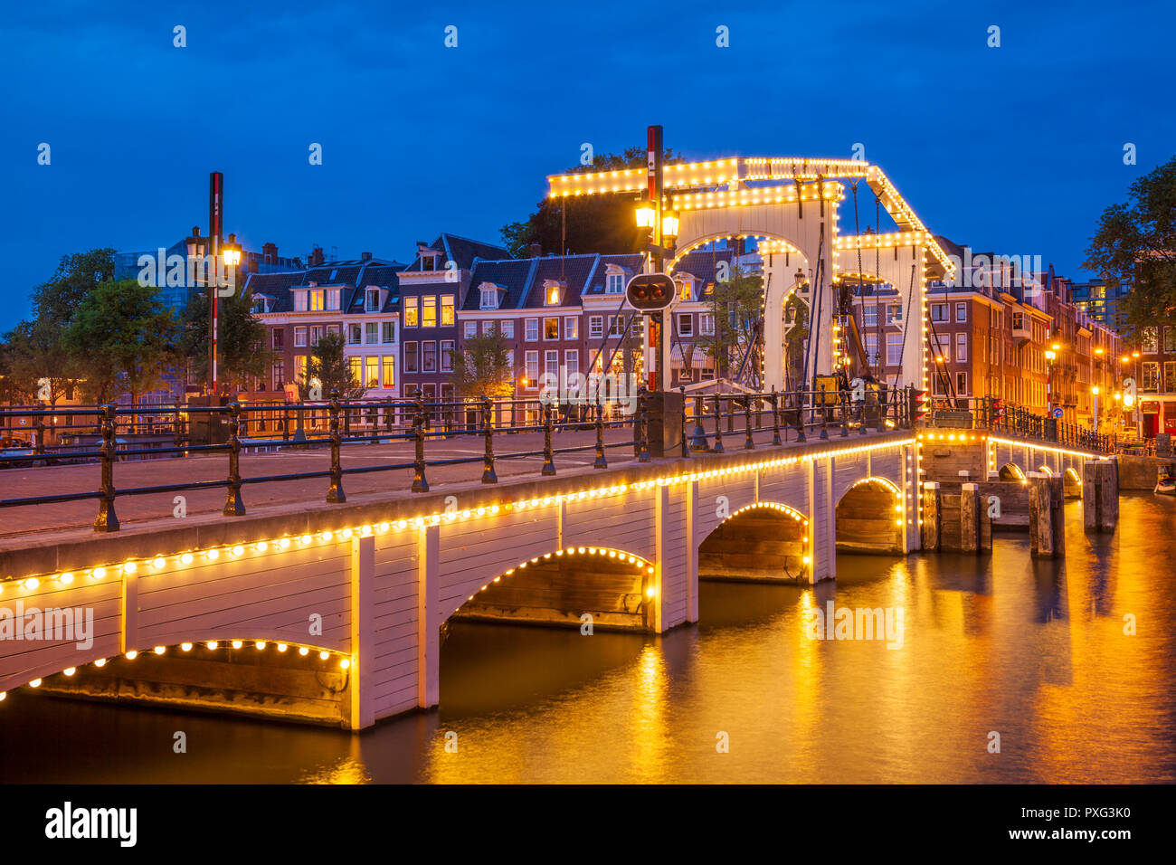 Amsterdam Magere brug Amsterdam Skinny Bridge Amsterdam di notte un ponte levatoio doppio che attraversa il fiume Amstel Amsterdam Olanda Olanda Europa UE Foto Stock