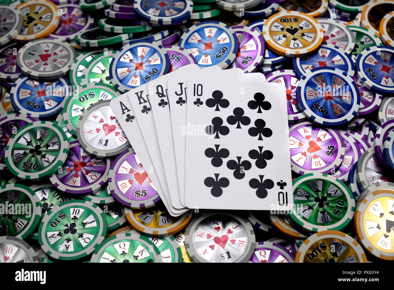 Montreal, Canada, 21 ottobre, 2018.mano di poker di un Royal Flush sulla sommità del casino gambling chips.Credit:Mario Beauregard/Alamy Live News Foto Stock